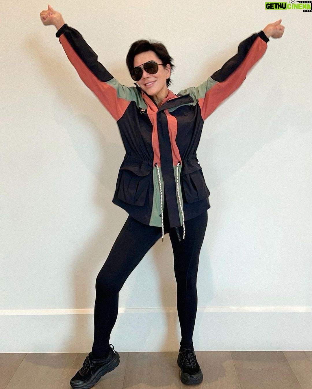 Kris Jenner Instagram - Starting the week off right with my @fabletics @khloekardashian collection!