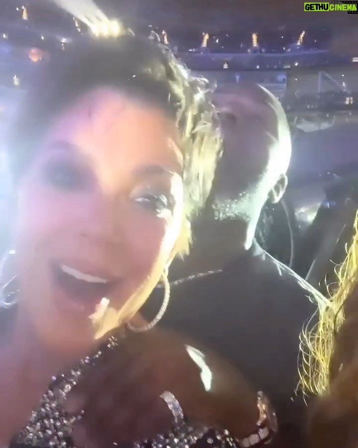 Kris Jenner Instagram - Night one! @mstinaknowles @beyonce 👑🐝 @coreygamble