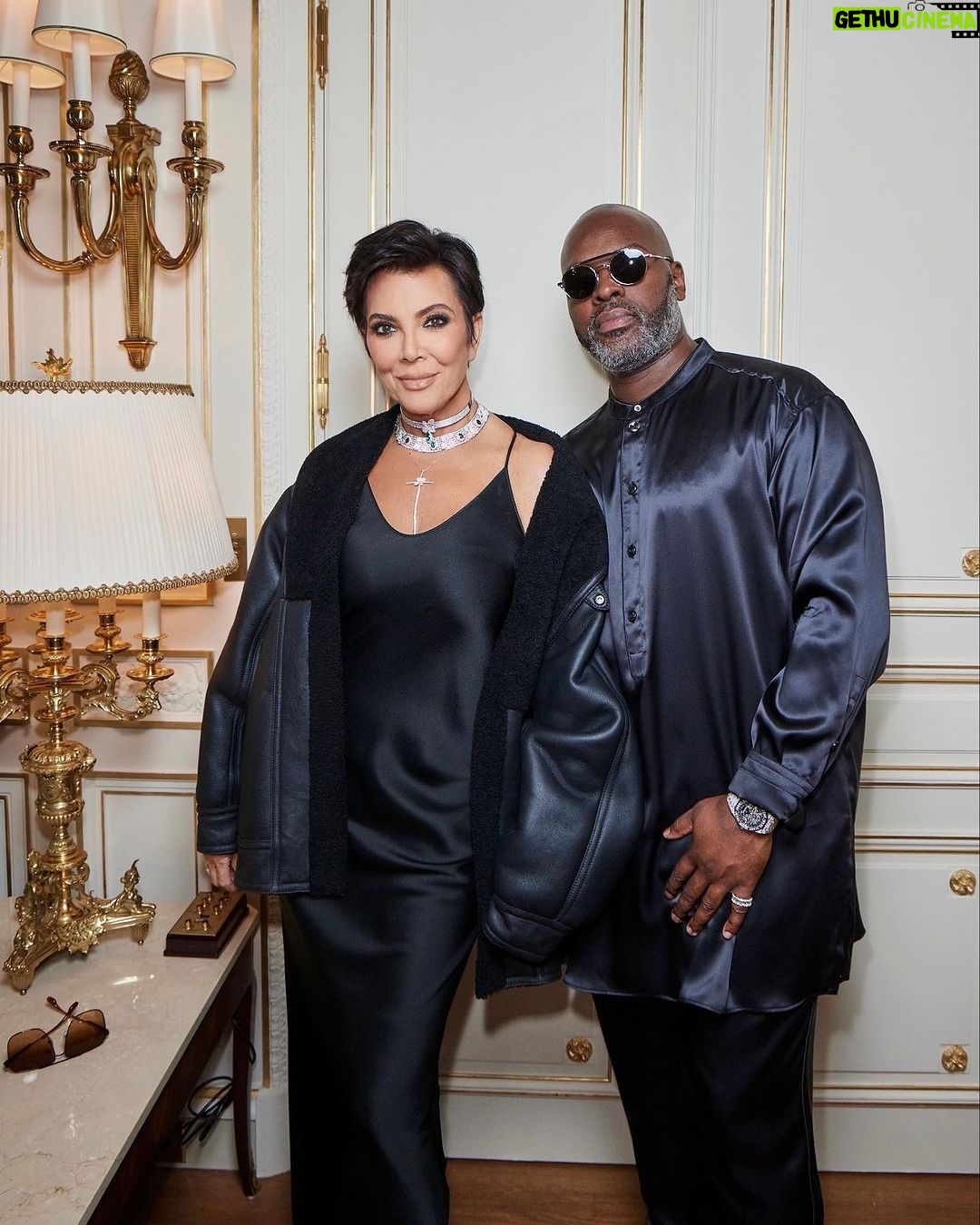 Kris Jenner Instagram - Thank you @VictoriaBeckham for the amazing show and the stunning looks! We loved watching @kendalljenner close the show… we almost didn’t recognize her! @kimkardashian @coreygamble @kendalljenner 📷 by @pierresnaps #VictoriaBeckham