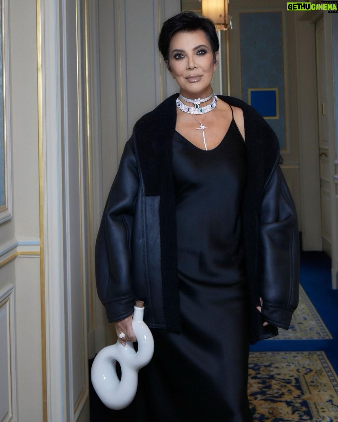 Kris Jenner Instagram - Thank you @VictoriaBeckham for the amazing show and the stunning looks! We loved watching @kendalljenner close the show… we almost didn’t recognize her! @kimkardashian @coreygamble @kendalljenner 📷 by @pierresnaps #VictoriaBeckham