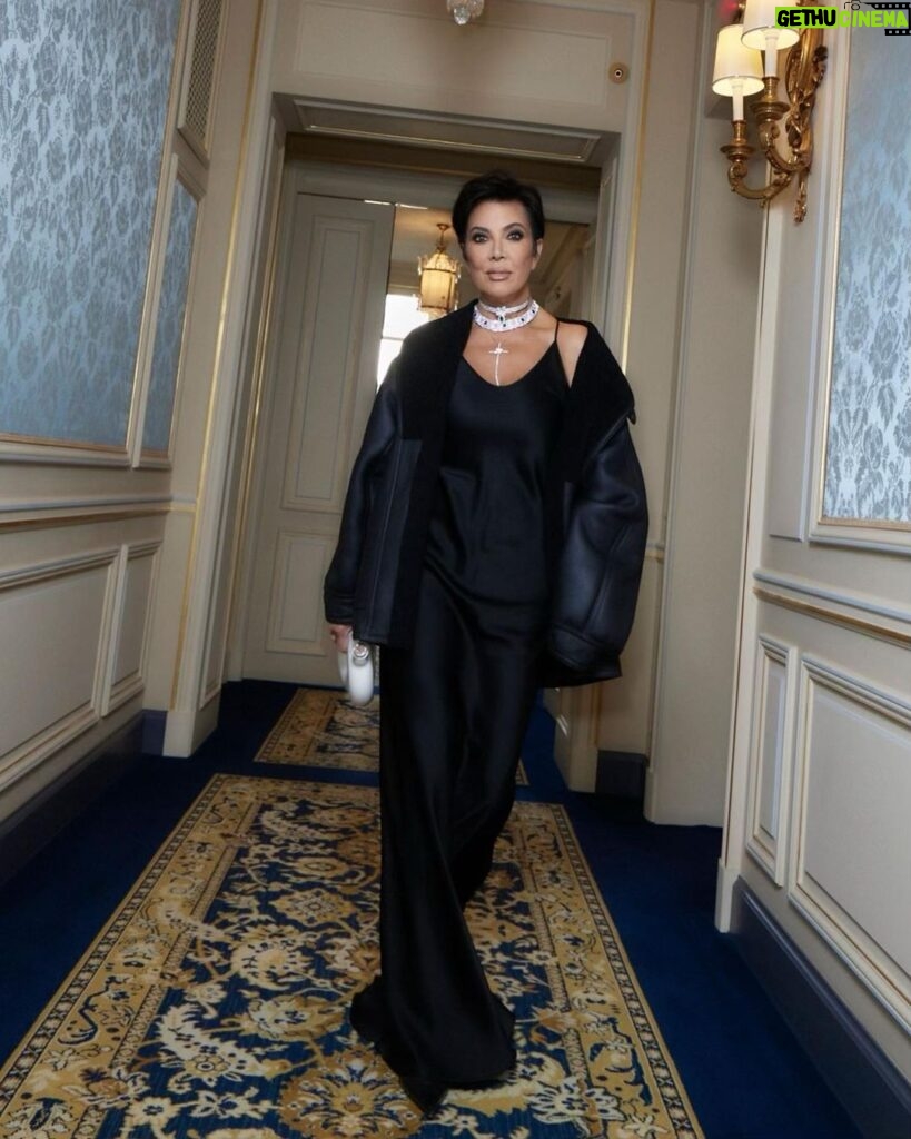 Kris Jenner Instagram - Thank you @VictoriaBeckham for the amazing show and the stunning looks! We loved watching @kendalljenner close the show… we almost didn’t recognize her! @kimkardashian @coreygamble @kendalljenner 📷 by @pierresnaps #VictoriaBeckham