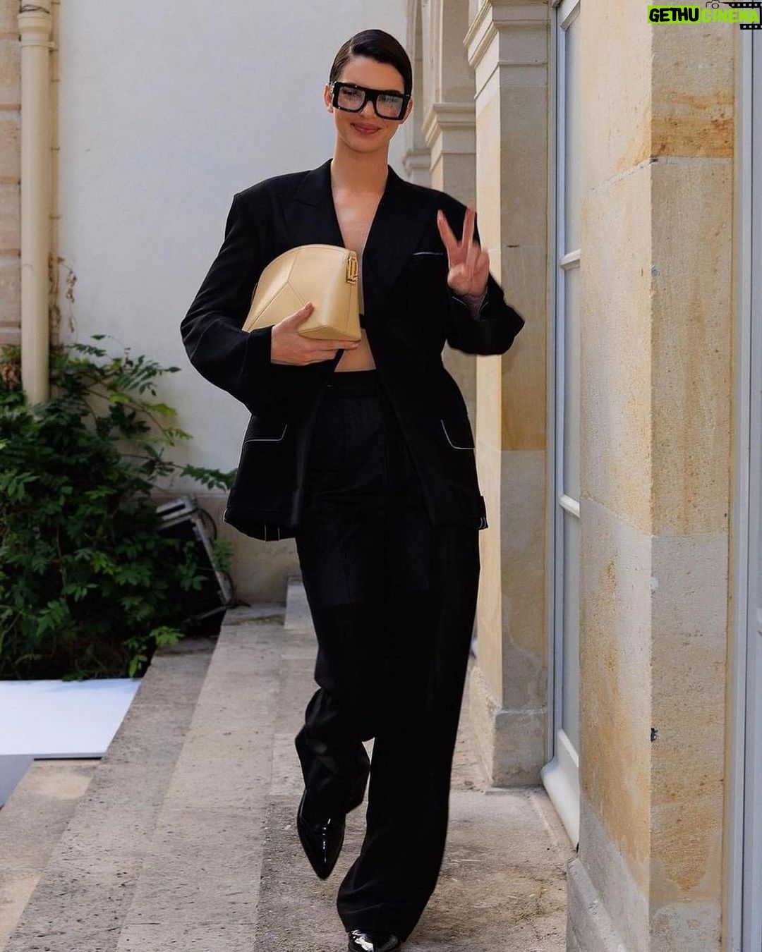 Kris Jenner Instagram - Thank you @VictoriaBeckham for the amazing show and the stunning looks! We loved watching @kendalljenner close the show… we almost didn’t recognize her! @kimkardashian @coreygamble @kendalljenner 📷 by @pierresnaps #VictoriaBeckham