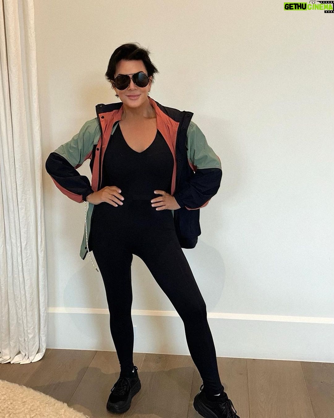 Kris Jenner Instagram - Starting the week off right with my @fabletics @khloekardashian collection!