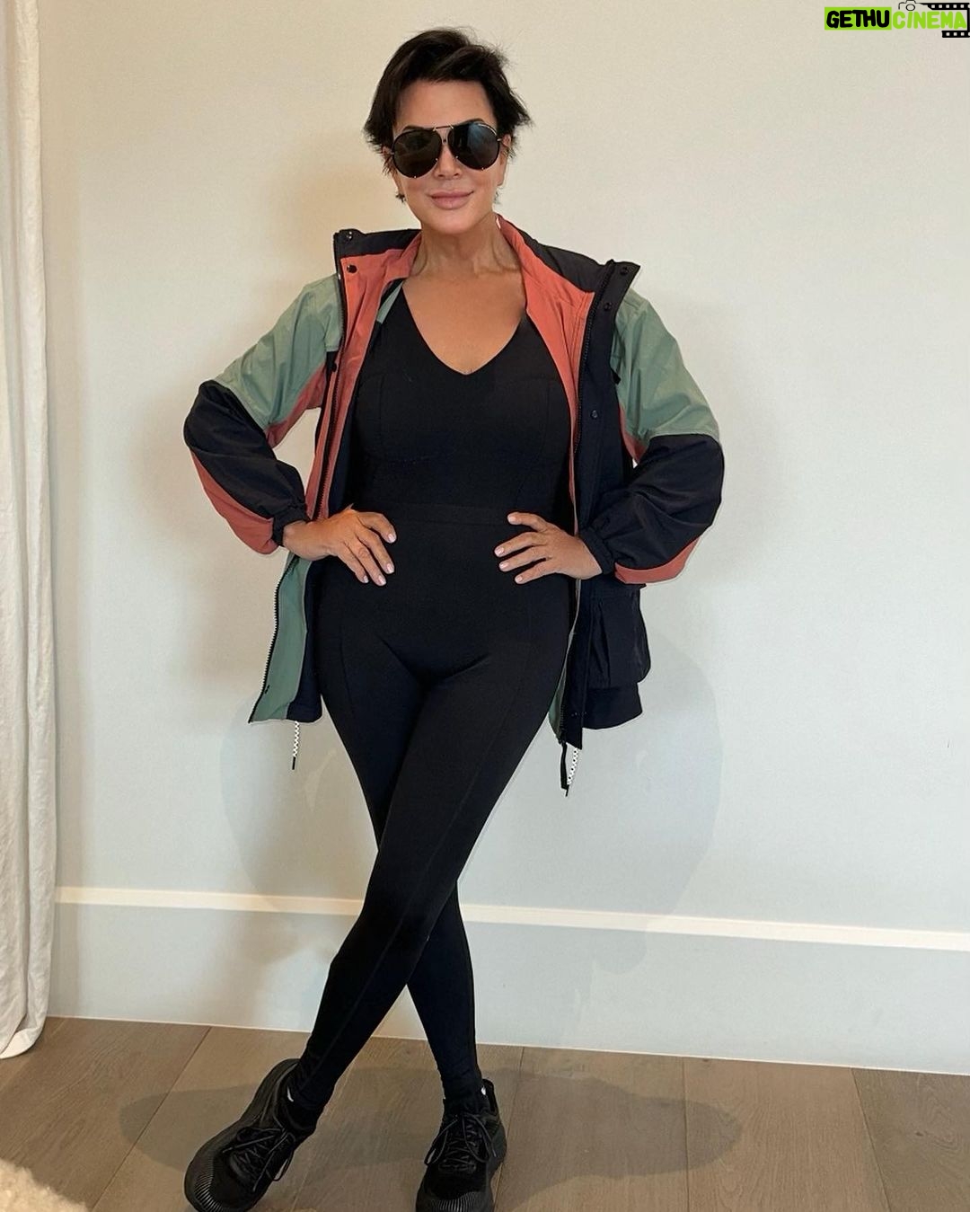 Kris Jenner Instagram - Starting the week off right with my @fabletics @khloekardashian collection!