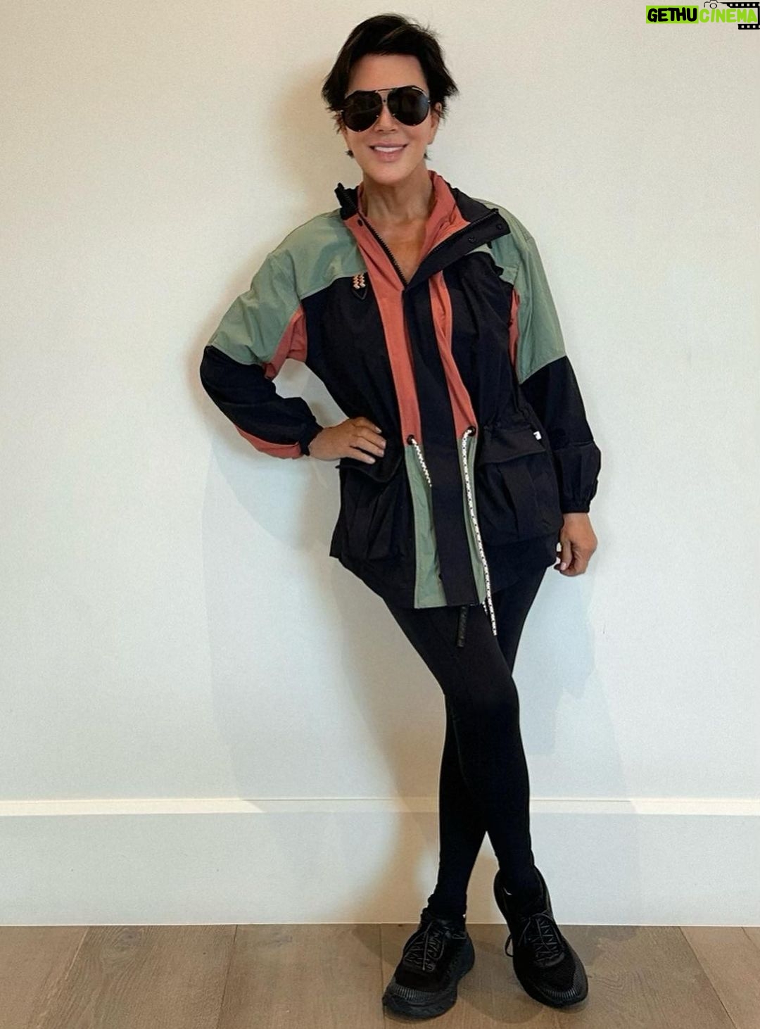 Kris Jenner Instagram - Starting the week off right with my @fabletics @khloekardashian collection!