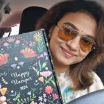 Krishna Praba Instagram – Thank you @factornotes
Such sweetest hamper🥰

Welcoming 2024 with @factornotes

#hamper #gift #trending #love #2024