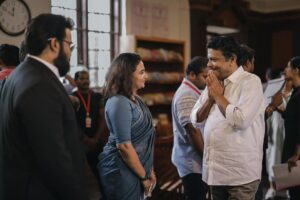 Krishna Praba Instagram - Here are some #bts of my portions from #neru movie

Thank you @bennet_m_varghese for these most memorable pics🤗
With our own Lalettan @mohanlal 
#jagadeesh chettan @pillumani 

#neru #movie #malayalam #superhit #hit #truth #mohanlal #industry #jeethujoseph