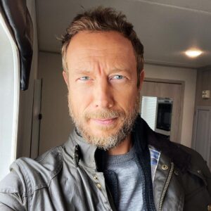 Kristen Holden-Ried Instagram - From Pool Boy/Professor Kris to
Detective Dominic Hayes…

Back to work after a fun summer !

But I do miss the house coat 😜

#backtowork #departure @departure_tv