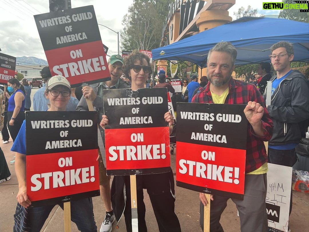 Kristen Schaal Instagram - Back at it! Great turn out today, a lot of pastries and solidarity. #wgastrike
