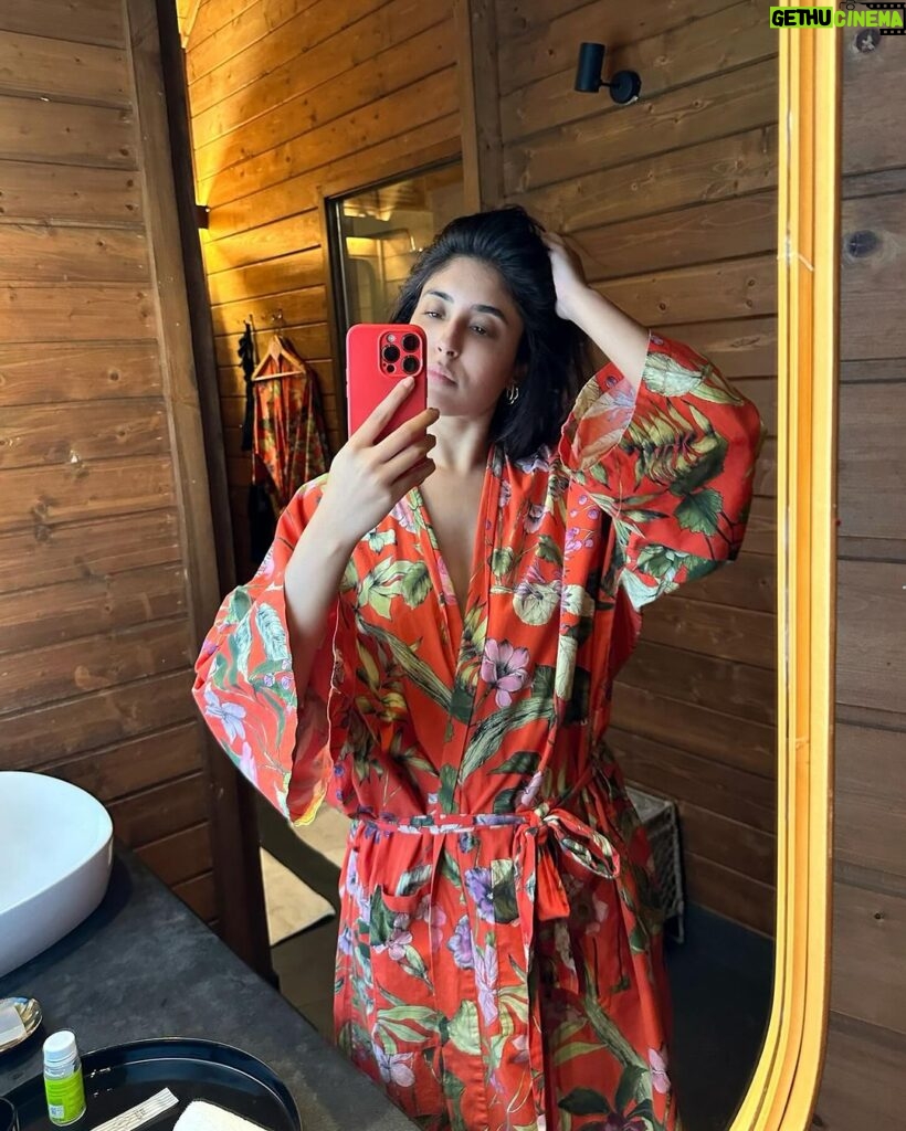 Kritika Kamra Instagram - This year started with a calm, restorative, do-nothing, go-nowhere, meet-nobody kinda getaway for me. ‘Forest bathing’ or what the Japanese call ‘Shinrin Yoku’ is a cool sounding simple concept. It’s an escape to the jungle where you walk in the woods, soak up the sun and fresh scent of nature, wake up to birdsong and open your senses to things around you. (Things totally normal and part of regular life back in my hometown, my parents will laugh at me) I’m back to the city and the grind with a tan, some usual holiday guilt, and a lot of plans for this year.. well, this month actually. But the little(very) time I spent away from my phone and with my thoughts has given me an idea of what I want 2024 to be like. This year is going to be about doing what the hell I want, when I want. Evolve at my own pace, move mindfully, with authenticity and courage. I’m not interested in what I “should” be doing to be successful. I will write my own script and edit it as many times as needed. Netravali Wild Life Sanctuary