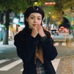 Kung Ching-Ting Instagram - #nudake 藏在口袋名單超～久的江南咖啡廳Nudake 上個月去韓國終於踩點到🥹 內部軟裝像美術館一樣漂亮 桌椅與藝術品擺設都偷偷藏有可頌🥐 但時間太晚，只剩下幾個口味可頌 泡菜跟蔥奶油口味都很濃厚 可頌的外皮偏硬而內部出乎意料的紮實 有種生吐司披楓糖鎧甲的錯覺（？） 飲料的表現很棒整體我給4.5顆星💖 重點是這裡漂亮的歐膩超多！大飽眼福😍 #koreatravel #koreafood #韓國咖啡廳 #首爾咖啡廳 #韓國景點
