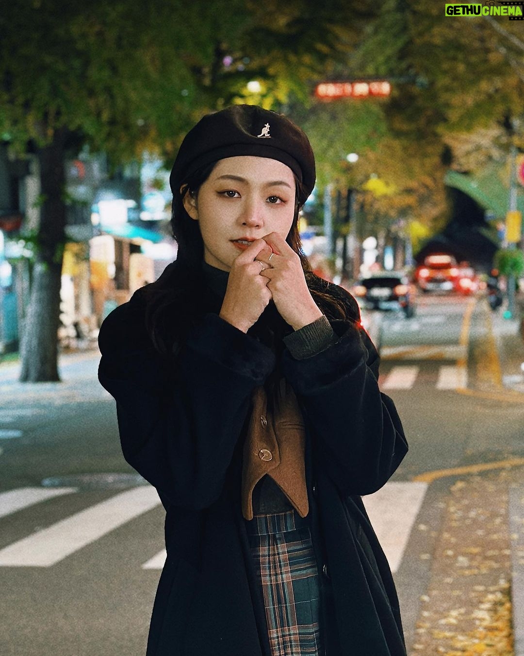 Kung Ching-Ting Instagram - #nudake 藏在口袋名單超~久的江南咖啡廳Nudake 上個月去韓國終於踩點到🥹 內部軟裝像美術館一樣漂亮 桌椅與藝術品擺設都偷偷藏有可頌🥐 但時間太晚,只剩下幾個口味可頌 泡菜跟蔥奶油口味都很濃厚 可頌的外皮偏硬而內部出乎意料的紮實 有種生吐司披楓糖鎧甲的錯覺(?) 飲料的表現很棒整體我給4.5顆星💖 重點是這裡漂亮的歐膩超多!大飽眼福😍 #koreatravel #koreafood #韓國咖啡廳 #首爾咖啡廳 #韓國景點