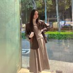 Kung Ching-Ting Instagram - 恭迎酒肉朋朋歸國🥹 - 上次從中午婚禮一路喝到晚上活動 回家吐到歷代祖宗都來嘲笑我 抱著馬桶哭說再也不喝酒^_^ 直到今天才碰酒且只喝1+1 （一杯酒+一杯shot ） 對自己的長大感到驕傲^_^ - 被問爆的皮外套這裡 @is_corban 內搭裙裙與上衣 @is_ferme #ootd #fashionstyle GŪLŪ GURU