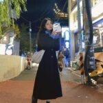 Kung Ching-Ting Instagram - #홍대 出國假網美系列一直還沒發🥹 韓國的陽光真的很棒 隨便拍顏色都不用調～～～ 手上的蛋糕盒是很好吃的甜點店外帶 沒想到當天晚上胃食道逆流 直接冰在飯店一口都沒吃⋯^_^⋯⋯ #弘大 #銀杏 #首爾自由行 홍대 연남동