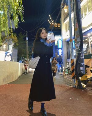 Kung Ching-Ting Instagram - #홍대 
出國假網美系列一直還沒發🥹
韓國的陽光真的很棒
隨便拍顏色都不用調～～～

手上的蛋糕盒是很好吃的甜點店外帶
沒想到當天晚上胃食道逆流
直接冰在飯店一口都沒吃⋯^_^⋯⋯

#弘大 #銀杏 #首爾自由行