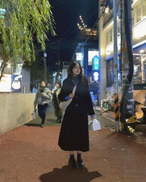 Kung Ching-Ting Instagram - #홍대 
出國假網美系列一直還沒發🥹
韓國的陽光真的很棒
隨便拍顏色都不用調～～～

手上的蛋糕盒是很好吃的甜點店外帶
沒想到當天晚上胃食道逆流
直接冰在飯店一口都沒吃⋯^_^⋯⋯

#弘大 #銀杏 #首爾自由行