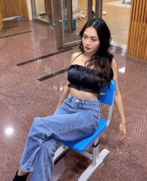 Kung Ching-Ting Instagram - 今年第一波冷氣團跟我最後一波辣妹一起來了🫶🏻

真的很喜歡冬天😍
油肌痘痘緩減、頭皮出油量驟減、趕車跑步也不會流汗
不洗澡也聞不出來（威

#winter #ootd 

全身都是 @chinnn.tw 家的
小背心真的很神，穿上以為自己E cup 😍

乾淨漂漂妝 @pingpingfang