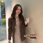 Kung Ching-Ting Instagram - 恭迎酒肉朋朋歸國🥹 - 上次從中午婚禮一路喝到晚上活動 回家吐到歷代祖宗都來嘲笑我 抱著馬桶哭說再也不喝酒^_^ 直到今天才碰酒且只喝1+1 （一杯酒+一杯shot ） 對自己的長大感到驕傲^_^ - 被問爆的皮外套這裡 @is_corban 內搭裙裙與上衣 @is_ferme #ootd #fashionstyle GŪLŪ GURU