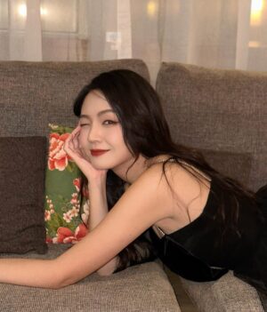 Kung Ching-Ting Instagram - 那天凌晨三點才回到飯店
看著鏡子不自覺的補了口紅
這套太美（ ; ; ）
不拍到滿意不罷休⋯

謝謝 @joryaofficial 的慷慨贊助
為我的典禮完美寫譜
每一吋細節都恰到好處
（單押x3💞
-
Dress✨ @joryaofficial 
Earrings✨ @thisthing2013 
Boots✨ @zara
