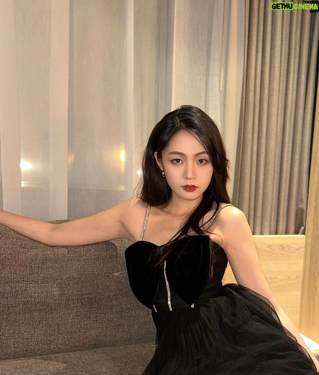 Kung Ching-Ting - 6.7K Likes - 那天凌晨三點才回到飯店
看著鏡子不自覺的補了口紅
這套太美( ; ; )
不拍到滿意不罷休⋯
謝謝 @joryaofficial 的慷慨贊助
為我的典禮完美寫譜
每一吋細節都恰到好處
(單押x3💞
-
Dress✨ @joryaofficial
Earrings✨ @thisthing2013
Boots✨ @zara