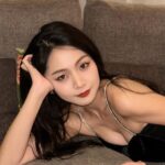 Kung Ching-Ting Instagram - 那天凌晨三點才回到飯店 看著鏡子不自覺的補了口紅 這套太美（ ; ; ） 不拍到滿意不罷休⋯ 謝謝 @joryaofficial 的慷慨贊助 為我的典禮完美寫譜 每一吋細節都恰到好處 （單押x3💞 - Dress✨ @joryaofficial Earrings✨ @thisthing2013 Boots✨ @zara Hotel Dùa