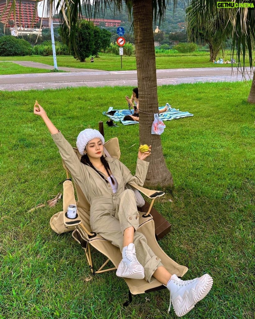 Kung Ching-Ting Instagram - #⛺️ 適合野餐露營的季節來了💞 雖然斷斷續續下雨 但搶到樹下位置一切都完美✨ Thanks @converse_tw 👟 從小到大最多的就是帆布鞋 七彩到厚底都超好搭🥹 - 耳環 @thisthing2013 🤍 #gq城市野營 #converse @gqtaiwan 大佳河濱公園
