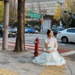 Kung Ching-Ting Instagram - 我穿越了 穿越到一個充滿奇怪東西的地方 道路上有很多四方形的馬在奔跑，地板是灰色的 所有人都奇裝異服，還有很多顏色火在閃爍 這裡是哪裡⋯⋯？ 等等 那是我的歐膩嗎！ 歐膩！！！ @ferrtsss 撒浪嘿你也穿越過來了嗎！歐膩！！！！！ 歐膩！！！！！ 「啪—！！！」的一聲 歐膩賞了我一巴掌說： 「不要演了！我們飛機來不及了小姐^_^」 欸幹 差點趕不上飛機 一小時妝髮，然後拍五分鐘就要趕去機場了 極限韓服體驗是我們😍😍😍😍😍 #韓服 #韓國 #首爾自由行 경복궁 (景福宮)