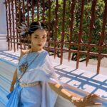 Kung Ching-Ting Instagram - #泰服 泰國最後一天行程去鄭王廟體驗泰服 原本沒有太大期待 但被絆尾幔纏腰後 店家還會給你穿戴好～多～細緻的銀飾 頭髮也有專業老師盤髮並加戴頭鏈🥹 瞬間從平民變成泰國公主🥹 好喜歡～～～變身程堪比《女神降臨》 朋們去泰國一定要體驗看看 不只藏肉還提升氣質 隨意用手機拍都好好看🥹💙 啊過去一定要搶淺藍色或淺金色喔 其他顏色不推^_^ #泰國 #曼谷 #泰國旅遊 #鄭王廟 #ชุดไทย วัดอรุณราชวรารามฯ (Wat Arun Rajwararam)