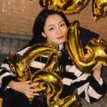 Kung Ching-Ting Instagram - 【2023-2024】 1-3慶生有氣球還有BAC蛋糕，完美到不行🥹 4-5全妝的漂亮們🥰 6頂樓辦桌看煙火的奇幻旅程🎆 7-8一起跨的第8年🫶🏻🫶🏻🫶🏻🫶🏻 9雖然知道他們一定會幫我慶生，期間也一直被撞見拿蛋糕、吹氣球，但依然淚目，謝謝有你們出現在我生命中🫶🏻 10.我很漂亮放一下。 2023是我體驗很多奇幻世界的一年 各方面都飛速成長也面臨選擇 收穫非常多的粉絲朋朋們 也努力維持與老朋友們的關係 謝謝你你你你你還有正在看這篇文章的你你你你 謝謝2023有你們 2024請多多指教🤝🤝🤝🤝 #2024 #happybirthday #happynewyear 台北101