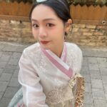 Kung Ching-Ting Instagram - 我穿越了 穿越到一個充滿奇怪東西的地方 道路上有很多四方形的馬在奔跑，地板是灰色的 所有人都奇裝異服，還有很多顏色火在閃爍 這裡是哪裡⋯⋯？ 等等 那是我的歐膩嗎！ 歐膩！！！ @ferrtsss 撒浪嘿你也穿越過來了嗎！歐膩！！！！！ 歐膩！！！！！ 「啪—！！！」的一聲 歐膩賞了我一巴掌說： 「不要演了！我們飛機來不及了小姐^_^」 欸幹 差點趕不上飛機 一小時妝髮，然後拍五分鐘就要趕去機場了 極限韓服體驗是我們😍😍😍😍😍 #韓服 #韓國 #首爾自由行 경복궁 (景福宮)