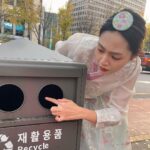 Kung Ching-Ting Instagram - 我穿越了 穿越到一個充滿奇怪東西的地方 道路上有很多四方形的馬在奔跑，地板是灰色的 所有人都奇裝異服，還有很多顏色火在閃爍 這裡是哪裡⋯⋯？ 等等 那是我的歐膩嗎！ 歐膩！！！ @ferrtsss 撒浪嘿你也穿越過來了嗎！歐膩！！！！！ 歐膩！！！！！ 「啪—！！！」的一聲 歐膩賞了我一巴掌說： 「不要演了！我們飛機來不及了小姐^_^」 欸幹 差點趕不上飛機 一小時妝髮，然後拍五分鐘就要趕去機場了 極限韓服體驗是我們😍😍😍😍😍 #韓服 #韓國 #首爾自由行 경복궁 (景福宮)