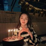 Kung Ching-Ting Instagram - 【2023-2024】 1-3慶生有氣球還有BAC蛋糕，完美到不行🥹 4-5全妝的漂亮們🥰 6頂樓辦桌看煙火的奇幻旅程🎆 7-8一起跨的第8年🫶🏻🫶🏻🫶🏻🫶🏻 9雖然知道他們一定會幫我慶生，期間也一直被撞見拿蛋糕、吹氣球，但依然淚目，謝謝有你們出現在我生命中🫶🏻 10.我很漂亮放一下。 2023是我體驗很多奇幻世界的一年 各方面都飛速成長也面臨選擇 收穫非常多的粉絲朋朋們 也努力維持與老朋友們的關係 謝謝你你你你你還有正在看這篇文章的你你你你 謝謝2023有你們 2024請多多指教🤝🤝🤝🤝 #2024 #happybirthday #happynewyear 台北101
