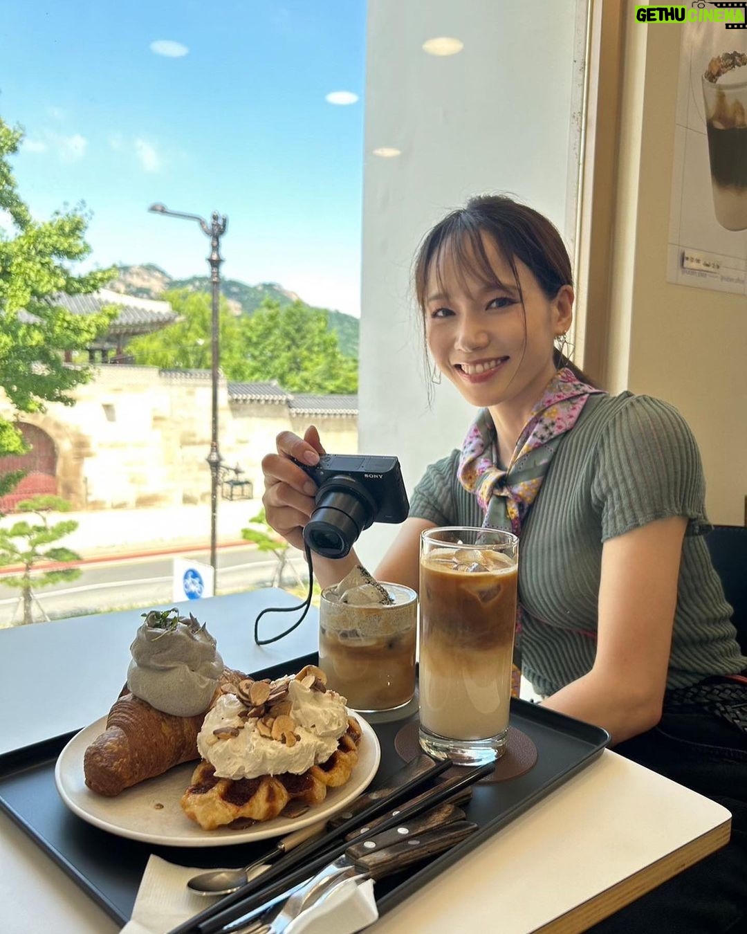 Kurumi Shimizu Instagram - 韓国の想い出🇰🇷🌻❤️ ニンニン先輩! 本当にお姉ちゃんみたいで、色々と甘えまくりました🙏へへ だいすき💓 そして、ニンニン先輩が連れてってくれた、韓国のヴィーガンカフェとヴィーガンレストラン!!! 最高に美味しくて、忘れられない… 今まで食べた中でいちばん美味しかった😱❤️ 韓国に行ったら、また絶対に行きたい!!! あ〜ほんとに今すぐに食べたい🤤❣️ 한국 추억🇰🇷🌻❤️ 님님선배! 진짜 언니같아서 너무 어리광 부렸어요🙏ㅎㅎㅎ 알라뷰💓 그리고…! 경복궁 비건카페!이태원 비건레스토랑!!! 님님선배가 데려가 주고… 진짜 맛있었어요…잊을 수 없어… 한국에 또 가면 꼭 먹고 싶어!!! 아~ 진짜 지금 당장 먹고 싶다🤤❣️