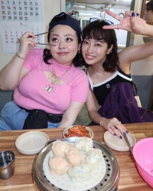 Kurumi Shimizu Instagram - 韓国の想い出🇰🇷🌻❤️

ナオミちゃんが連れて行ってくれた吉田ユニさんの作品展、
素敵すぎました、すごく楽しかった

美味しいものも色々食べた💓

そしてこの撮り方が流行りらしい🤔🫶

한국 추억🇰🇷🌻❤️ 

요시다 유니님의 전시회에 갔었어요!
진짜 멋지고 너무 재미있었어요🙏

맛있는 것도 많이 먹었어요💓

그리고 이런사진찍는방법이 요즘 유행하는것같아🤔🫶