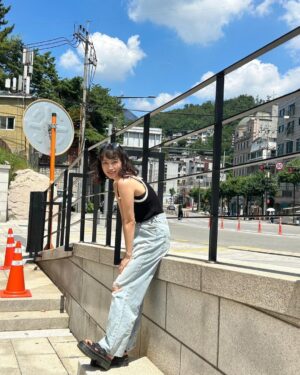 Kurumi Shimizu Instagram - 約4年振りの🇰🇷🌻❤️

メイクしてもらったり、ミュージカルみたり、
でもまだまだ時間が足りなかった！住みたい！笑

わたしの旅あるあるなんですが、やりたいことや買いたいものが多すぎて、朝から何も食べてない日とかあって(食も旅の醍醐味なのにね😂)、コンビニのキンパを、すみませんって言って、タクシーの中で貪り食べてたら笑、タクシーの運転手さんが、そんなにお腹空いてるの？パン食べる？って言って、パンくれた😂🫶
人の優しさに恵まれた旅でもありました🙏

前から読んでも後ろから読んでもヨクサンヨクは行ってみたかったところだったから記念に📸💓

4년 만에🇰🇷🌻❤️

화장을 해주거나 뮤지컬을 보거나…
근데 전혀 시간이 없어서…
한국에 살고싶어! ㅋㅋㅋ

참!
제가 배고파서 택시 안에서 김밥 먹고 있는데 택시 아저씨가 빵을 주셨어요!
이런 일이 있나요??????ㅎㅎㅎ
오사카의 사탕일 것 같아요 ㅋㅋㅋ
아저씨기 정말 친절했어요💓

그리고! 역삼역! 알아요?? ㅎㅎㅎ
“제 이름은 똑바로 읽어도 거꾸로 읽어도 우영우“
”기러기, 토마토, 스위스, 인도인, 별똥별, 우영우……역삼역??“
제가 가고 싶었단 장소🫶