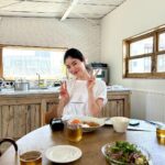 Kurumi Shimizu Instagram - 青谷 @yu__i.aoya の料理教室 @valley_cooking に友だちと初めて行ってきた！ ・スパイスチキンカレー ・鯵の南蛮漬け ・豆腐のスープサラダ ・人参とフルーツのラペ ・焼きナスのエスニックサラダ 全部めっちゃ美味しかった🤤❤️ 凝ってるけど意外と簡単にできるものだったり、工程やコツ、レシピで見るだけじゃ分からないことも色々丁寧に教えてくれるから、すごく勉強になった！ 個人的には青谷の手料理で前に食べたことがあって好きだった、焼きナスのエスニックサラダ、たぶんレシピ聞いたんだけど、忘れていて笑🥵でも実際に一緒に作って、確実に覚えられたから、今度絶対家でも作る！ わたしは普段、料理する時にエプロンをしないので、大昔に買ったリトルミイのエプロンを引っ張り出した😂 29歳にもなって、リトルミイのエプロンは恥ずかしすぎ😂 しかも派手😂 @valley_cooking のエプロン早くほしい😂 めっちゃオシャレで、美人な青谷の料理教室！ 気になる方は是非☞ @valley_cooking 🫶 来月も行きたいぞ〜！