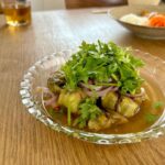 Kurumi Shimizu Instagram - 青谷 @yu__i.aoya の料理教室 @valley_cooking に友だちと初めて行ってきた！ ・スパイスチキンカレー ・鯵の南蛮漬け ・豆腐のスープサラダ ・人参とフルーツのラペ ・焼きナスのエスニックサラダ 全部めっちゃ美味しかった🤤❤️ 凝ってるけど意外と簡単にできるものだったり、工程やコツ、レシピで見るだけじゃ分からないことも色々丁寧に教えてくれるから、すごく勉強になった！ 個人的には青谷の手料理で前に食べたことがあって好きだった、焼きナスのエスニックサラダ、たぶんレシピ聞いたんだけど、忘れていて笑🥵でも実際に一緒に作って、確実に覚えられたから、今度絶対家でも作る！ わたしは普段、料理する時にエプロンをしないので、大昔に買ったリトルミイのエプロンを引っ張り出した😂 29歳にもなって、リトルミイのエプロンは恥ずかしすぎ😂 しかも派手😂 @valley_cooking のエプロン早くほしい😂 めっちゃオシャレで、美人な青谷の料理教室！ 気になる方は是非☞ @valley_cooking 🫶 来月も行きたいぞ〜！