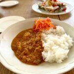 Kurumi Shimizu Instagram - 青谷 @yu__i.aoya の料理教室 @valley_cooking に友だちと初めて行ってきた！ ・スパイスチキンカレー ・鯵の南蛮漬け ・豆腐のスープサラダ ・人参とフルーツのラペ ・焼きナスのエスニックサラダ 全部めっちゃ美味しかった🤤❤️ 凝ってるけど意外と簡単にできるものだったり、工程やコツ、レシピで見るだけじゃ分からないことも色々丁寧に教えてくれるから、すごく勉強になった！ 個人的には青谷の手料理で前に食べたことがあって好きだった、焼きナスのエスニックサラダ、たぶんレシピ聞いたんだけど、忘れていて笑🥵でも実際に一緒に作って、確実に覚えられたから、今度絶対家でも作る！ わたしは普段、料理する時にエプロンをしないので、大昔に買ったリトルミイのエプロンを引っ張り出した😂 29歳にもなって、リトルミイのエプロンは恥ずかしすぎ😂 しかも派手😂 @valley_cooking のエプロン早くほしい😂 めっちゃオシャレで、美人な青谷の料理教室！ 気になる方は是非☞ @valley_cooking 🫶 来月も行きたいぞ〜！
