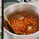 Kurumi Shimizu Instagram - 青谷 @yu__i.aoya の料理教室 @valley_cooking に友だちと初めて行ってきた！ ・スパイスチキンカレー ・鯵の南蛮漬け ・豆腐のスープサラダ ・人参とフルーツのラペ ・焼きナスのエスニックサラダ 全部めっちゃ美味しかった🤤❤️ 凝ってるけど意外と簡単にできるものだったり、工程やコツ、レシピで見るだけじゃ分からないことも色々丁寧に教えてくれるから、すごく勉強になった！ 個人的には青谷の手料理で前に食べたことがあって好きだった、焼きナスのエスニックサラダ、たぶんレシピ聞いたんだけど、忘れていて笑🥵でも実際に一緒に作って、確実に覚えられたから、今度絶対家でも作る！ わたしは普段、料理する時にエプロンをしないので、大昔に買ったリトルミイのエプロンを引っ張り出した😂 29歳にもなって、リトルミイのエプロンは恥ずかしすぎ😂 しかも派手😂 @valley_cooking のエプロン早くほしい😂 めっちゃオシャレで、美人な青谷の料理教室！ 気になる方は是非☞ @valley_cooking 🫶 来月も行きたいぞ〜！