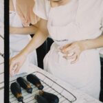 Kurumi Shimizu Instagram - 青谷 @yu__i.aoya の料理教室 @valley_cooking に友だちと初めて行ってきた！ ・スパイスチキンカレー ・鯵の南蛮漬け ・豆腐のスープサラダ ・人参とフルーツのラペ ・焼きナスのエスニックサラダ 全部めっちゃ美味しかった🤤❤️ 凝ってるけど意外と簡単にできるものだったり、工程やコツ、レシピで見るだけじゃ分からないことも色々丁寧に教えてくれるから、すごく勉強になった！ 個人的には青谷の手料理で前に食べたことがあって好きだった、焼きナスのエスニックサラダ、たぶんレシピ聞いたんだけど、忘れていて笑🥵でも実際に一緒に作って、確実に覚えられたから、今度絶対家でも作る！ わたしは普段、料理する時にエプロンをしないので、大昔に買ったリトルミイのエプロンを引っ張り出した😂 29歳にもなって、リトルミイのエプロンは恥ずかしすぎ😂 しかも派手😂 @valley_cooking のエプロン早くほしい😂 めっちゃオシャレで、美人な青谷の料理教室！ 気になる方は是非☞ @valley_cooking 🫶 来月も行きたいぞ〜！