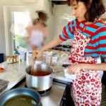 Kurumi Shimizu Instagram - 青谷 @yu__i.aoya の料理教室 @valley_cooking に友だちと初めて行ってきた！ ・スパイスチキンカレー ・鯵の南蛮漬け ・豆腐のスープサラダ ・人参とフルーツのラペ ・焼きナスのエスニックサラダ 全部めっちゃ美味しかった🤤❤️ 凝ってるけど意外と簡単にできるものだったり、工程やコツ、レシピで見るだけじゃ分からないことも色々丁寧に教えてくれるから、すごく勉強になった！ 個人的には青谷の手料理で前に食べたことがあって好きだった、焼きナスのエスニックサラダ、たぶんレシピ聞いたんだけど、忘れていて笑🥵でも実際に一緒に作って、確実に覚えられたから、今度絶対家でも作る！ わたしは普段、料理する時にエプロンをしないので、大昔に買ったリトルミイのエプロンを引っ張り出した😂 29歳にもなって、リトルミイのエプロンは恥ずかしすぎ😂 しかも派手😂 @valley_cooking のエプロン早くほしい😂 めっちゃオシャレで、美人な青谷の料理教室！ 気になる方は是非☞ @valley_cooking 🫶 来月も行きたいぞ〜！