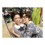 Kurumi Shimizu Instagram - #FACTORYGIRLS の想い出🧡🏭 特筆すべきはまりかちゃんのこと！ 本当に代役お疲れさまでした。 初演の時からまりかちゃん大好きなわたしは、稽古場の時からずっと付きまとってるんだけど(迷惑な人👶🏻)、今回代役を見事に、完璧に演じ切っていて、わたしはもっとまりかちゃんが大好きになった！かっこよすぎ！だから、もっと付きまとうことにした！(もっと迷惑👶🏻) どの舞台を観に行っても、絶対にわたしはまりかちゃんに目がいくのです。もう虜なの〜！役者としても人としても大好き！ 出番前もずっとセリフや動きの確認をしていて、プレッシャーもたくさんあっただろうに、本番、板の上では堂々としていて、素晴らしかったです！最高！生まれてきてくれてありがとう！！！ ちえさんはインスタでも分かるように本当にチャーミングでかわいいし、ニンニン先輩はかわいい一面をたくさん知れて、もっと好きになったし、くみちゃんとあやちゃんはずっと楽屋が一緒で甘えまくってお世話になりっぱなし🙇🏻‍♀️🙇🏻‍♂️だったし(くみちゃん今日お誕生日おめでとう🎂❣️)、兄者とのロミジュリ振りの作品での共演はなんだか「こしょっぱゆくて(こんな言葉ないけど伝われ)」🙃こんな感じ🙃 いっつも頭にお花をぽよんぽよんさせてる花菜😂は、今回3回目の共演！東京の時からずっと載せようと思ってた写真！一緒に写真撮れなかったから、ピンで！笑 そういえばわたし、男性陣と写真を撮っていなかったことに気が付いたんだが、男性陣とはずっとワンピースの話をしてたよね！😂 そしてここでご報告！わたしはついに新大阪で最新巻を買って、最新話に追い付いたよ！！みんなワンピース好きなもんだから、ずっとその話していて楽しかった！！！たかしさんだけ、まだアラバスタだね！！頑張って！！😂 まだまだたくさん写真あるけど、10枚しか載せれないから😭 フィルムもあるけど、まだ撮り切ってないから、現像まで時間かかりそう😭いつか載せますー！