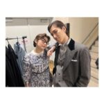Kurumi Shimizu Instagram - #FACTORYGIRLS の想い出🧡🏭 特筆すべきはまりかちゃんのこと！ 本当に代役お疲れさまでした。 初演の時からまりかちゃん大好きなわたしは、稽古場の時からずっと付きまとってるんだけど(迷惑な人👶🏻)、今回代役を見事に、完璧に演じ切っていて、わたしはもっとまりかちゃんが大好きになった！かっこよすぎ！だから、もっと付きまとうことにした！(もっと迷惑👶🏻) どの舞台を観に行っても、絶対にわたしはまりかちゃんに目がいくのです。もう虜なの〜！役者としても人としても大好き！ 出番前もずっとセリフや動きの確認をしていて、プレッシャーもたくさんあっただろうに、本番、板の上では堂々としていて、素晴らしかったです！最高！生まれてきてくれてありがとう！！！ ちえさんはインスタでも分かるように本当にチャーミングでかわいいし、ニンニン先輩はかわいい一面をたくさん知れて、もっと好きになったし、くみちゃんとあやちゃんはずっと楽屋が一緒で甘えまくってお世話になりっぱなし🙇🏻‍♀️🙇🏻‍♂️だったし(くみちゃん今日お誕生日おめでとう🎂❣️)、兄者とのロミジュリ振りの作品での共演はなんだか「こしょっぱゆくて(こんな言葉ないけど伝われ)」🙃こんな感じ🙃 いっつも頭にお花をぽよんぽよんさせてる花菜😂は、今回3回目の共演！東京の時からずっと載せようと思ってた写真！一緒に写真撮れなかったから、ピンで！笑 そういえばわたし、男性陣と写真を撮っていなかったことに気が付いたんだが、男性陣とはずっとワンピースの話をしてたよね！😂 そしてここでご報告！わたしはついに新大阪で最新巻を買って、最新話に追い付いたよ！！みんなワンピース好きなもんだから、ずっとその話していて楽しかった！！！たかしさんだけ、まだアラバスタだね！！頑張って！！😂 まだまだたくさん写真あるけど、10枚しか載せれないから😭 フィルムもあるけど、まだ撮り切ってないから、現像まで時間かかりそう😭いつか載せますー！