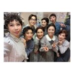 Kurumi Shimizu Instagram - #FACTORYGIRLS の想い出🧡🏭 特筆すべきはまりかちゃんのこと！ 本当に代役お疲れさまでした。 初演の時からまりかちゃん大好きなわたしは、稽古場の時からずっと付きまとってるんだけど(迷惑な人👶🏻)、今回代役を見事に、完璧に演じ切っていて、わたしはもっとまりかちゃんが大好きになった！かっこよすぎ！だから、もっと付きまとうことにした！(もっと迷惑👶🏻) どの舞台を観に行っても、絶対にわたしはまりかちゃんに目がいくのです。もう虜なの〜！役者としても人としても大好き！ 出番前もずっとセリフや動きの確認をしていて、プレッシャーもたくさんあっただろうに、本番、板の上では堂々としていて、素晴らしかったです！最高！生まれてきてくれてありがとう！！！ ちえさんはインスタでも分かるように本当にチャーミングでかわいいし、ニンニン先輩はかわいい一面をたくさん知れて、もっと好きになったし、くみちゃんとあやちゃんはずっと楽屋が一緒で甘えまくってお世話になりっぱなし🙇🏻‍♀️🙇🏻‍♂️だったし(くみちゃん今日お誕生日おめでとう🎂❣️)、兄者とのロミジュリ振りの作品での共演はなんだか「こしょっぱゆくて(こんな言葉ないけど伝われ)」🙃こんな感じ🙃 いっつも頭にお花をぽよんぽよんさせてる花菜😂は、今回3回目の共演！東京の時からずっと載せようと思ってた写真！一緒に写真撮れなかったから、ピンで！笑 そういえばわたし、男性陣と写真を撮っていなかったことに気が付いたんだが、男性陣とはずっとワンピースの話をしてたよね！😂 そしてここでご報告！わたしはついに新大阪で最新巻を買って、最新話に追い付いたよ！！みんなワンピース好きなもんだから、ずっとその話していて楽しかった！！！たかしさんだけ、まだアラバスタだね！！頑張って！！😂 まだまだたくさん写真あるけど、10枚しか載せれないから😭 フィルムもあるけど、まだ撮り切ってないから、現像まで時間かかりそう😭いつか載せますー！
