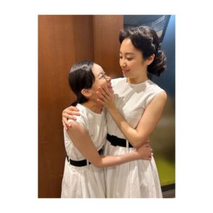 Kurumi Shimizu Instagram - 朝ドラ「 #ブギウギ 」
明日からも是非みてくださいー！
愛しのスズ子と❣️裏でもこんな感じ😂
だいすきすぎる趣里ちゃま🫶