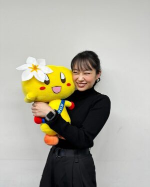 Kurumi Shimizu Instagram - 本日、わたしの地元である愛知県大府市の広報大使に就任させていただきました！！！！！

まさか自分が地元のこんな大役を任せていただけるなんて…🫢
しかも寒い中、トークショーには本当にたくさんの方が来てくださいました。感激です。感謝です。

地元の友だちもめっちゃいた！！！笑
みんな、お子もいっぱい連れて、プチ同窓会😂

そして個人的には小学校からの同級生であり、塾の戦友でもある、今は市役所に勤めている幼馴染と、一緒にお仕事できてうれしかったです！！！

大府市広報大使がんばります！！！
みなさん、よろしくお願いします！！！