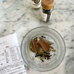 Kurumi Shimizu Instagram - 青谷 @yu__i.aoya の料理教室 @valley_cooking に友だちと初めて行ってきた！ ・スパイスチキンカレー ・鯵の南蛮漬け ・豆腐のスープサラダ ・人参とフルーツのラペ ・焼きナスのエスニックサラダ 全部めっちゃ美味しかった🤤❤️ 凝ってるけど意外と簡単にできるものだったり、工程やコツ、レシピで見るだけじゃ分からないことも色々丁寧に教えてくれるから、すごく勉強になった！ 個人的には青谷の手料理で前に食べたことがあって好きだった、焼きナスのエスニックサラダ、たぶんレシピ聞いたんだけど、忘れていて笑🥵でも実際に一緒に作って、確実に覚えられたから、今度絶対家でも作る！ わたしは普段、料理する時にエプロンをしないので、大昔に買ったリトルミイのエプロンを引っ張り出した😂 29歳にもなって、リトルミイのエプロンは恥ずかしすぎ😂 しかも派手😂 @valley_cooking のエプロン早くほしい😂 めっちゃオシャレで、美人な青谷の料理教室！ 気になる方は是非☞ @valley_cooking 🫶 来月も行きたいぞ〜！