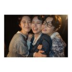 Kurumi Shimizu Instagram - #FACTORYGIRLS の想い出🧡🏭 特筆すべきはまりかちゃんのこと！ 本当に代役お疲れさまでした。 初演の時からまりかちゃん大好きなわたしは、稽古場の時からずっと付きまとってるんだけど(迷惑な人👶🏻)、今回代役を見事に、完璧に演じ切っていて、わたしはもっとまりかちゃんが大好きになった！かっこよすぎ！だから、もっと付きまとうことにした！(もっと迷惑👶🏻) どの舞台を観に行っても、絶対にわたしはまりかちゃんに目がいくのです。もう虜なの〜！役者としても人としても大好き！ 出番前もずっとセリフや動きの確認をしていて、プレッシャーもたくさんあっただろうに、本番、板の上では堂々としていて、素晴らしかったです！最高！生まれてきてくれてありがとう！！！ ちえさんはインスタでも分かるように本当にチャーミングでかわいいし、ニンニン先輩はかわいい一面をたくさん知れて、もっと好きになったし、くみちゃんとあやちゃんはずっと楽屋が一緒で甘えまくってお世話になりっぱなし🙇🏻‍♀️🙇🏻‍♂️だったし(くみちゃん今日お誕生日おめでとう🎂❣️)、兄者とのロミジュリ振りの作品での共演はなんだか「こしょっぱゆくて(こんな言葉ないけど伝われ)」🙃こんな感じ🙃 いっつも頭にお花をぽよんぽよんさせてる花菜😂は、今回3回目の共演！東京の時からずっと載せようと思ってた写真！一緒に写真撮れなかったから、ピンで！笑 そういえばわたし、男性陣と写真を撮っていなかったことに気が付いたんだが、男性陣とはずっとワンピースの話をしてたよね！😂 そしてここでご報告！わたしはついに新大阪で最新巻を買って、最新話に追い付いたよ！！みんなワンピース好きなもんだから、ずっとその話していて楽しかった！！！たかしさんだけ、まだアラバスタだね！！頑張って！！😂 まだまだたくさん写真あるけど、10枚しか載せれないから😭 フィルムもあるけど、まだ撮り切ってないから、現像まで時間かかりそう😭いつか載せますー！