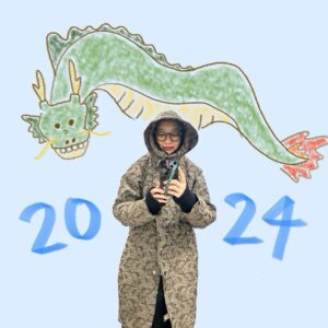 Kurumi Shimizu Instagram - 2024年🐉

今年も箱根駅伝を見て、初泣きし、パワーをもらいました🏃🏻💨
選手たちのスポーツマンシップと精神力、毎度ながら尊敬します。今年は特に熱かった！昨日、現場で熱く語っていたら、箱根駅伝の雑誌を頂いたので、熟読します🫡

今年はもっともっとみなさまにお会いできるように、精進します！
まずは2人芝居！膨大なセリフ量と格闘します🔥
是非みにきてください！

1日でも早く皆さまが安心して暮らせる日々が訪れますように。