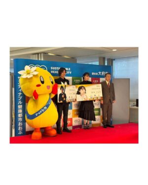 Kurumi Shimizu Instagram - 本日、わたしの地元である愛知県大府市の広報大使に就任させていただきました！！！！！

まさか自分が地元のこんな大役を任せていただけるなんて…🫢
しかも寒い中、トークショーには本当にたくさんの方が来てくださいました。感激です。感謝です。

地元の友だちもめっちゃいた！！！笑
みんな、お子もいっぱい連れて、プチ同窓会😂

そして個人的には小学校からの同級生であり、塾の戦友でもある、今は市役所に勤めている幼馴染と、一緒にお仕事できてうれしかったです！！！

大府市広報大使がんばります！！！
みなさん、よろしくお願いします！！！